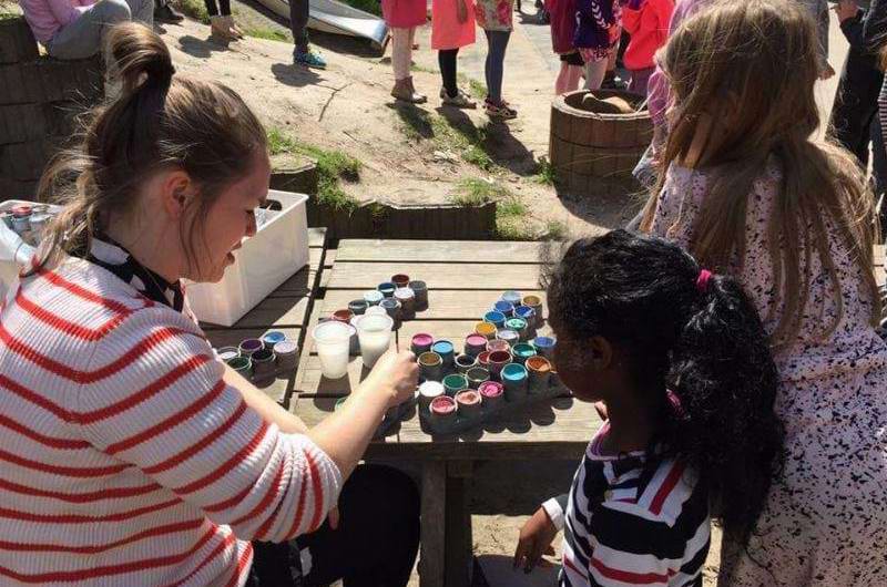 Ansigtsmaling i SFO'en på Ellevangskolen