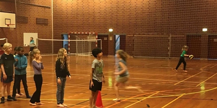 Børn spiller basket