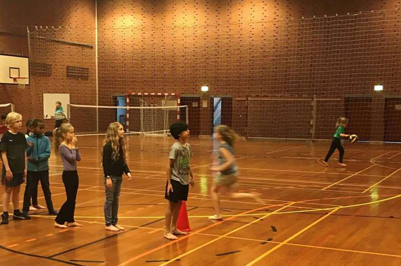 Børn spiller basket